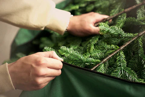 Künstlicher Weihnachtsbaum von ArtiTree in einer Aufbewahrungstasche lagern