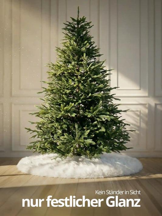 Weißer Plüsch-Baumrock unter einem künstlichen Weihnachtsbaum als dekorative und flauschige Baumabdeckung.