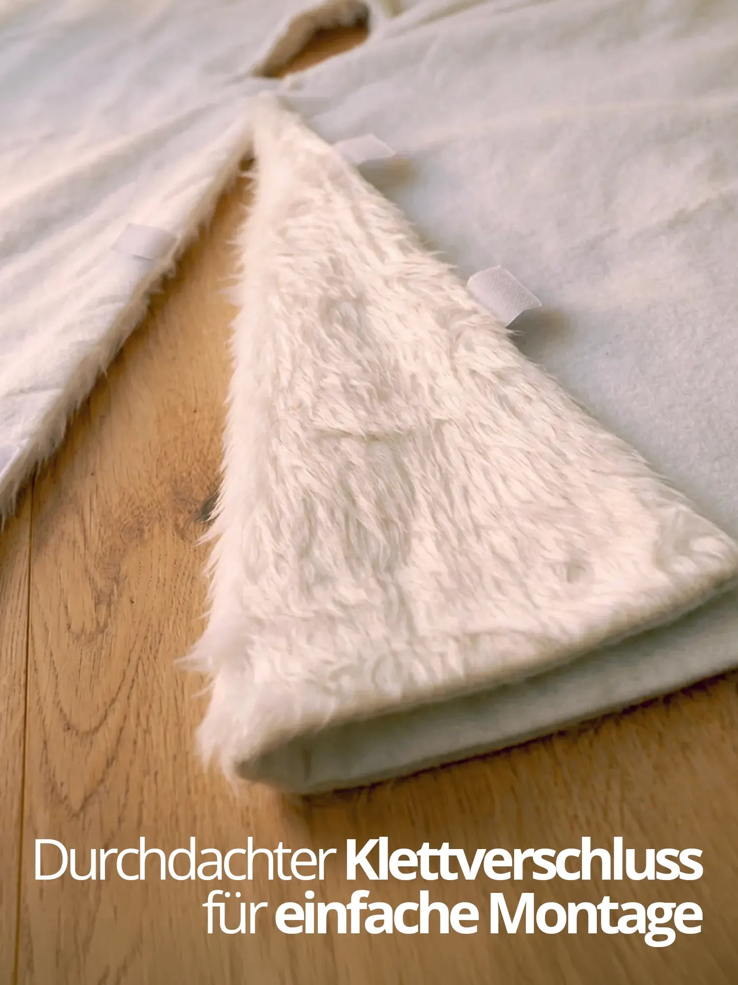 Detailansicht des weißen Plüsch-Baumrock mit weicher Unterseite und Klettverschluss für einfaches Anbringen.