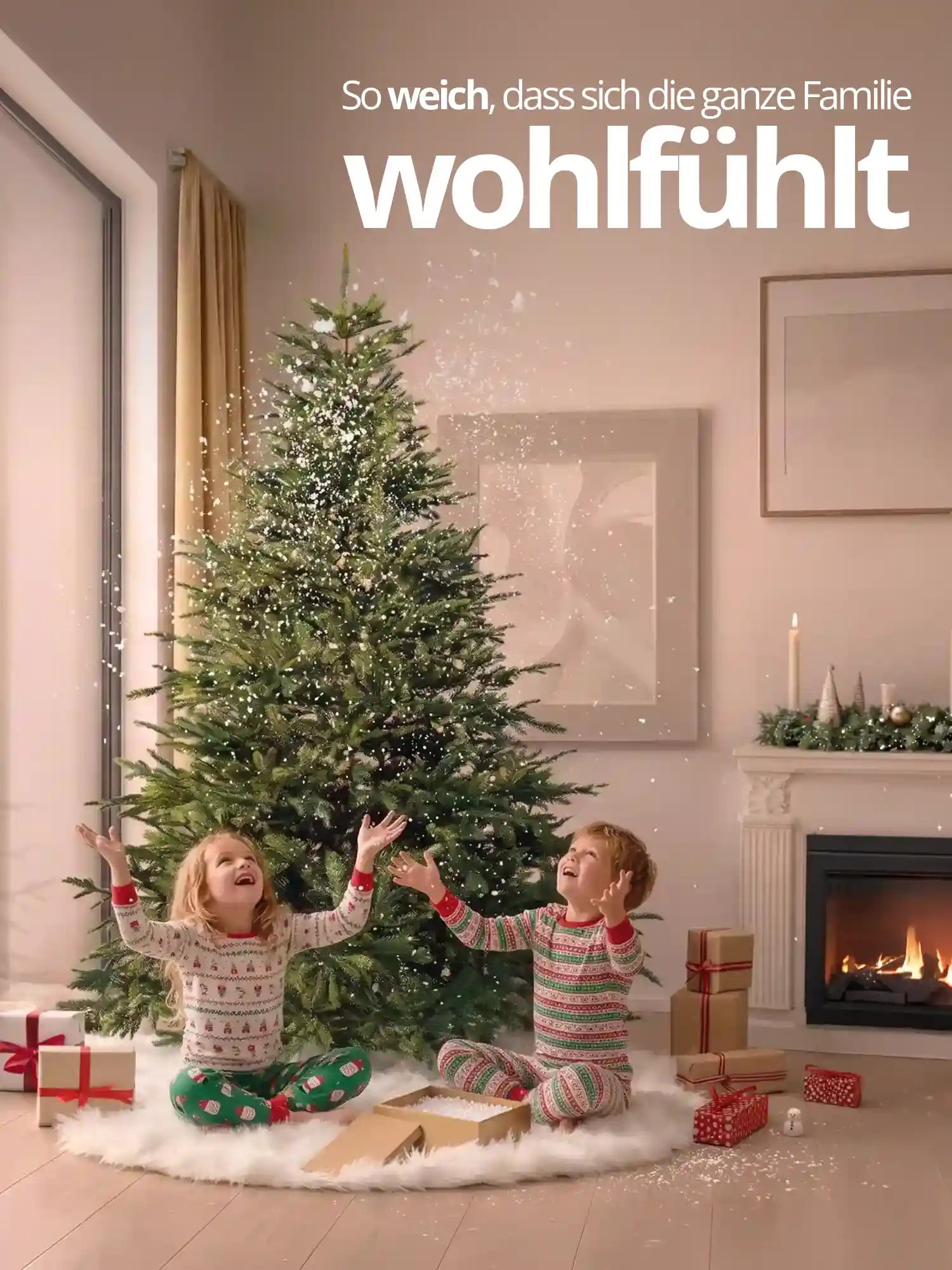 Kinder spielen unter einem künstlichen Weihnachtsbaum mit weißem Plüsch-Baumrock als festliche Weihnachtsdekoration.