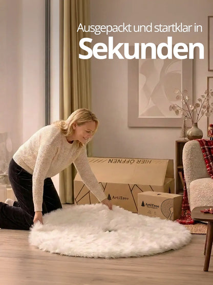 Frau legt den flauschigen Baumrock als Vorbereitung für den Weihnachtsbaum aus.