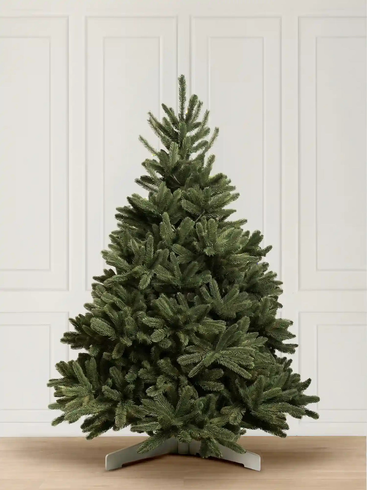 ArtiTree Edeltanne 150cm ohne LED: Künstlicher Weihnachtsbaum, 100% PE-Spritzguss, voluminöse Zweige, auf Holzständer vor weißem Hintergrund
