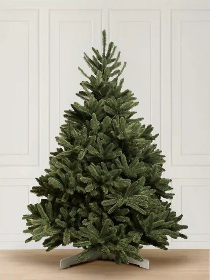 ArtiTree Edeltanne 180cm ohne LED: Künstlicher Weihnachtsbaum, 100% PE-Spritzguss, voluminöse Zweige, auf Holzständer vor weißem Hintergrund