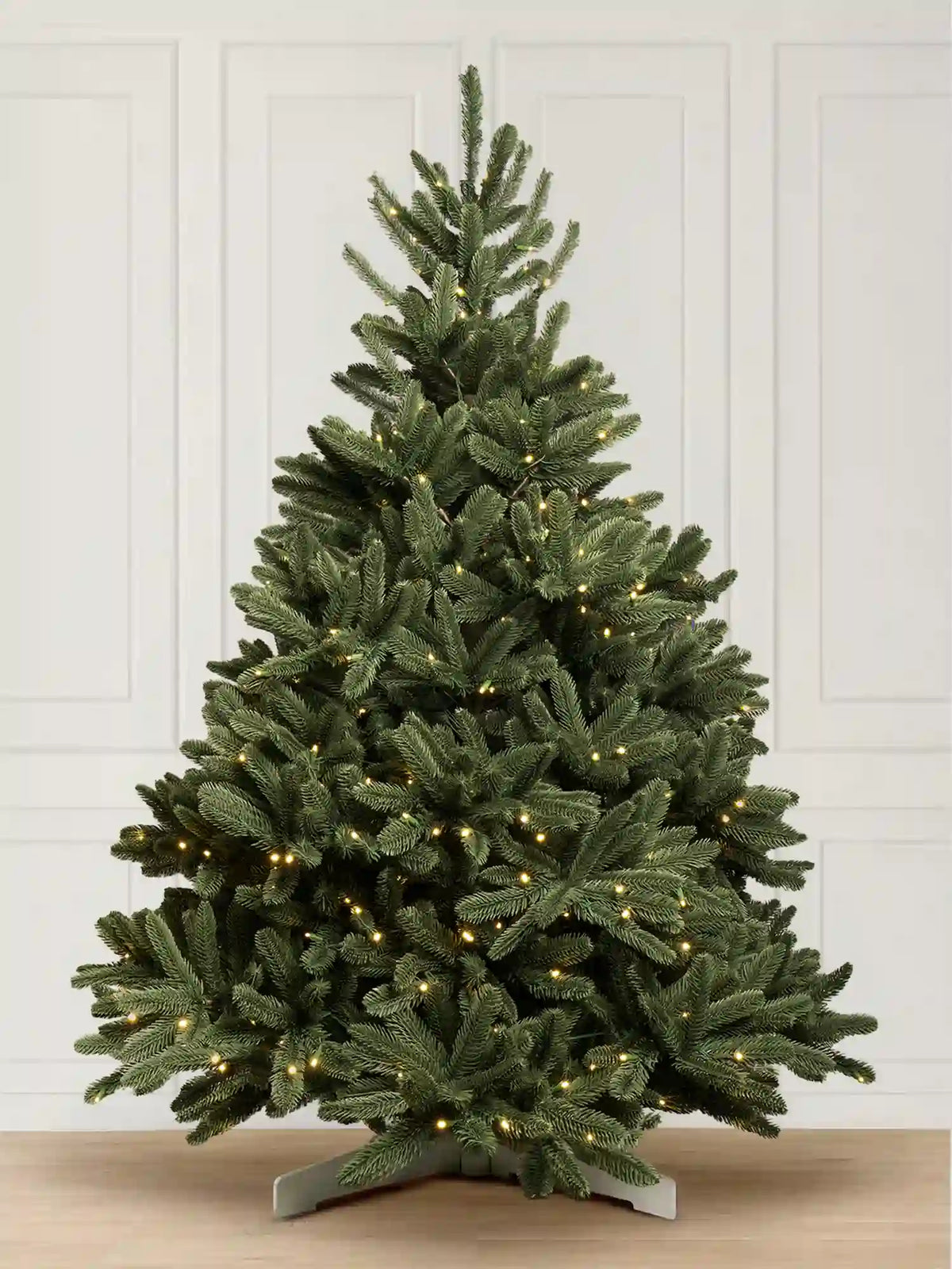 ArtiTree Edeltanne 210cm mit LED: Künstlicher Weihnachtsbaum mit warmweißer LED-Beleuchtung, 100% PE-Spritzguss, voluminöse Zweige, auf Holzständer vor weißem Hintergrund