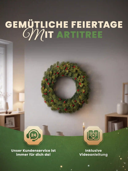 Kunstkerstkrans met rode bessen en ledverlichting hangt decoratief in een gezellige woonkamer