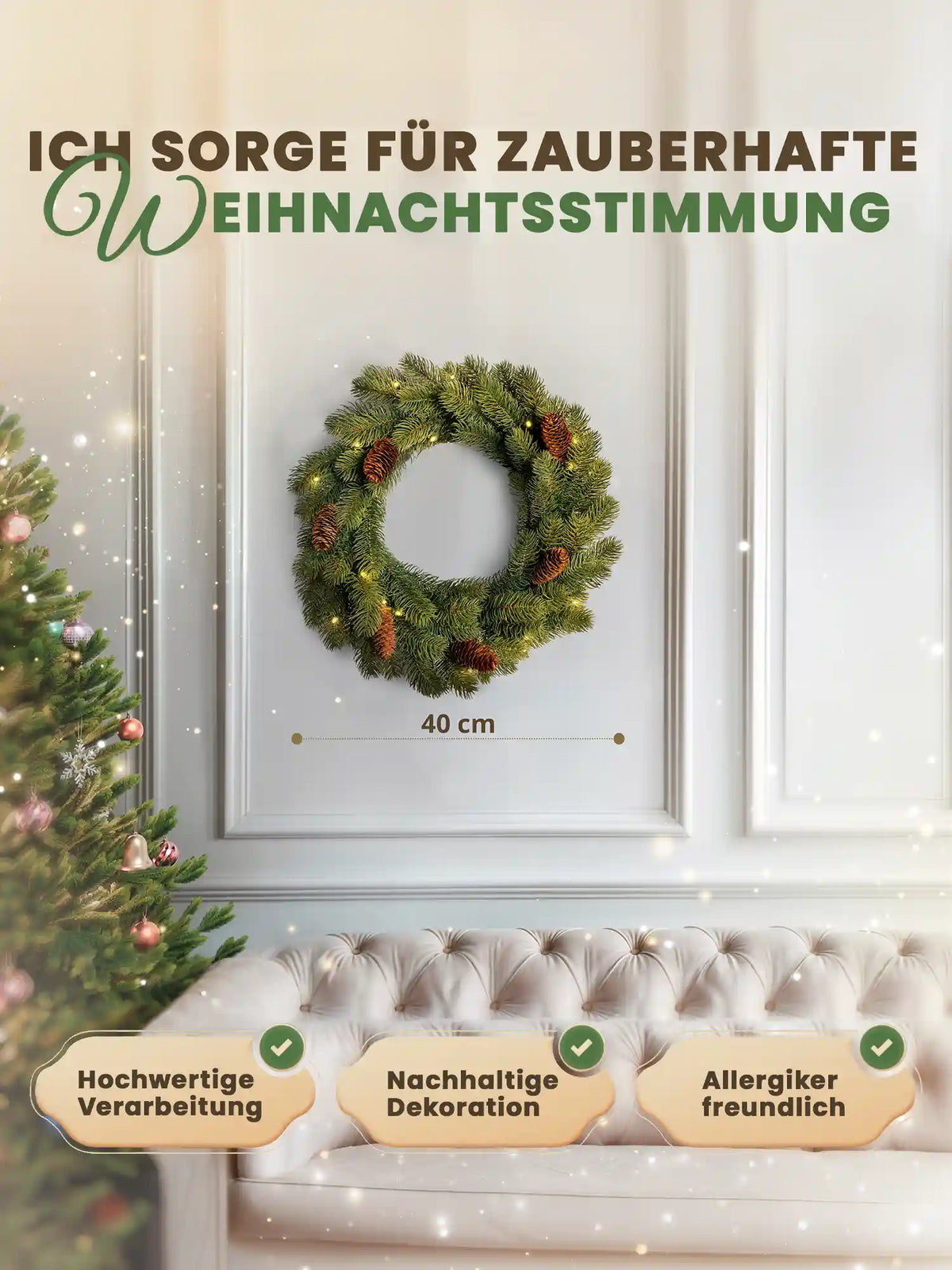 Kunstkerstkrans van 40 cm van ArtiTree met dennenappels en afmetingen, aan een witte muur 