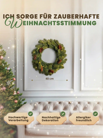 Kunstkerstkrans van 40 cm van ArtiTree met dennenappels en afmetingen, aan een witte muur 