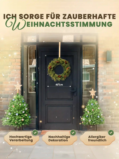 Kunstkerstkrans van 40 cm van ArtiTree met dennenappels aan een zwarte voordeur