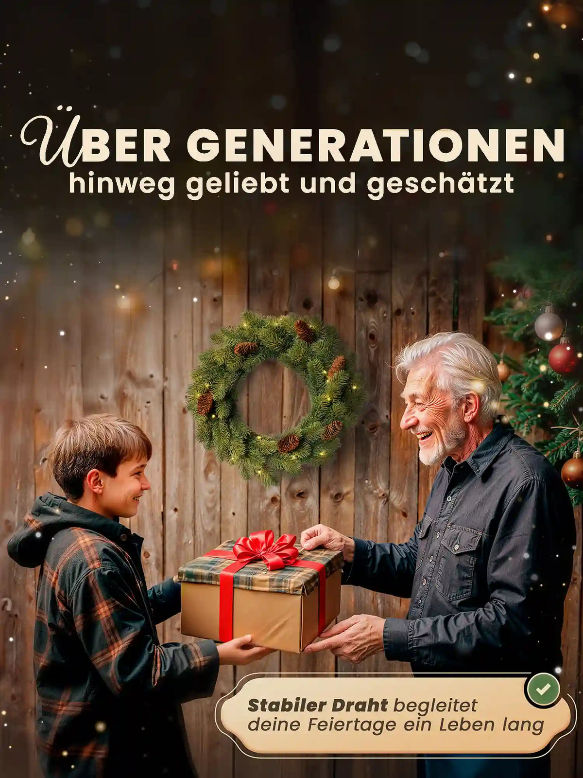 Opa en kleinzoon wisselen kerstcadeaus uit; op de achtergrond hangt een kunstkerstkrans met dennenappels van ArtiTree aan een houten muur