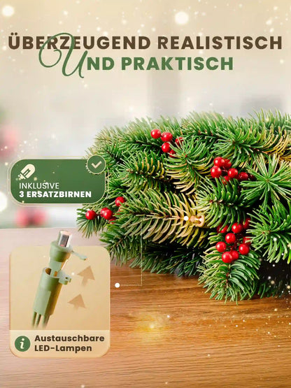 Kunstkerstkrans met rode bessen en natuurgetrouwe dennentakken op een houten tafel 