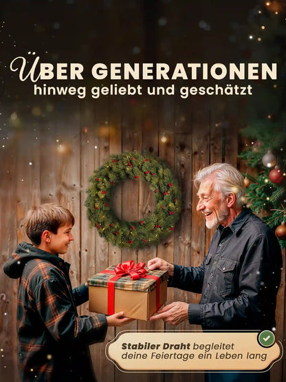 Opa en kleinzoon wisselen kerstcadeaus uit, een kunstkerstkrans van ArtiTree hangt op de achtergrond aan een houten wand