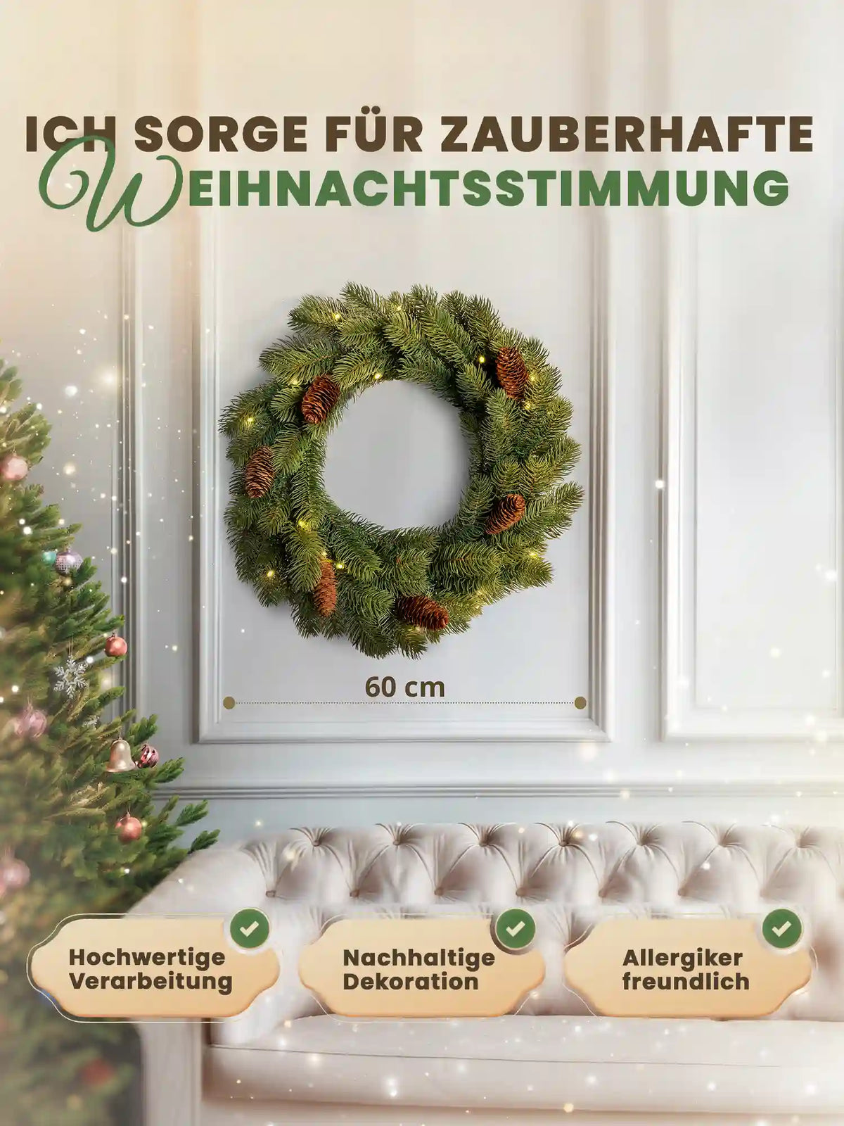 Kunstkerstkrans van 60 cm van ArtiTree met dennenappels en maataanduiding aan een witte muur naast een versierde kerstboom