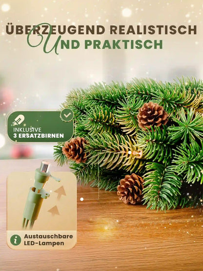 Close-up van de ArtiTree-kerstkrans met dennenappels en natuurgetrouwe dennentakken op een houten tafel