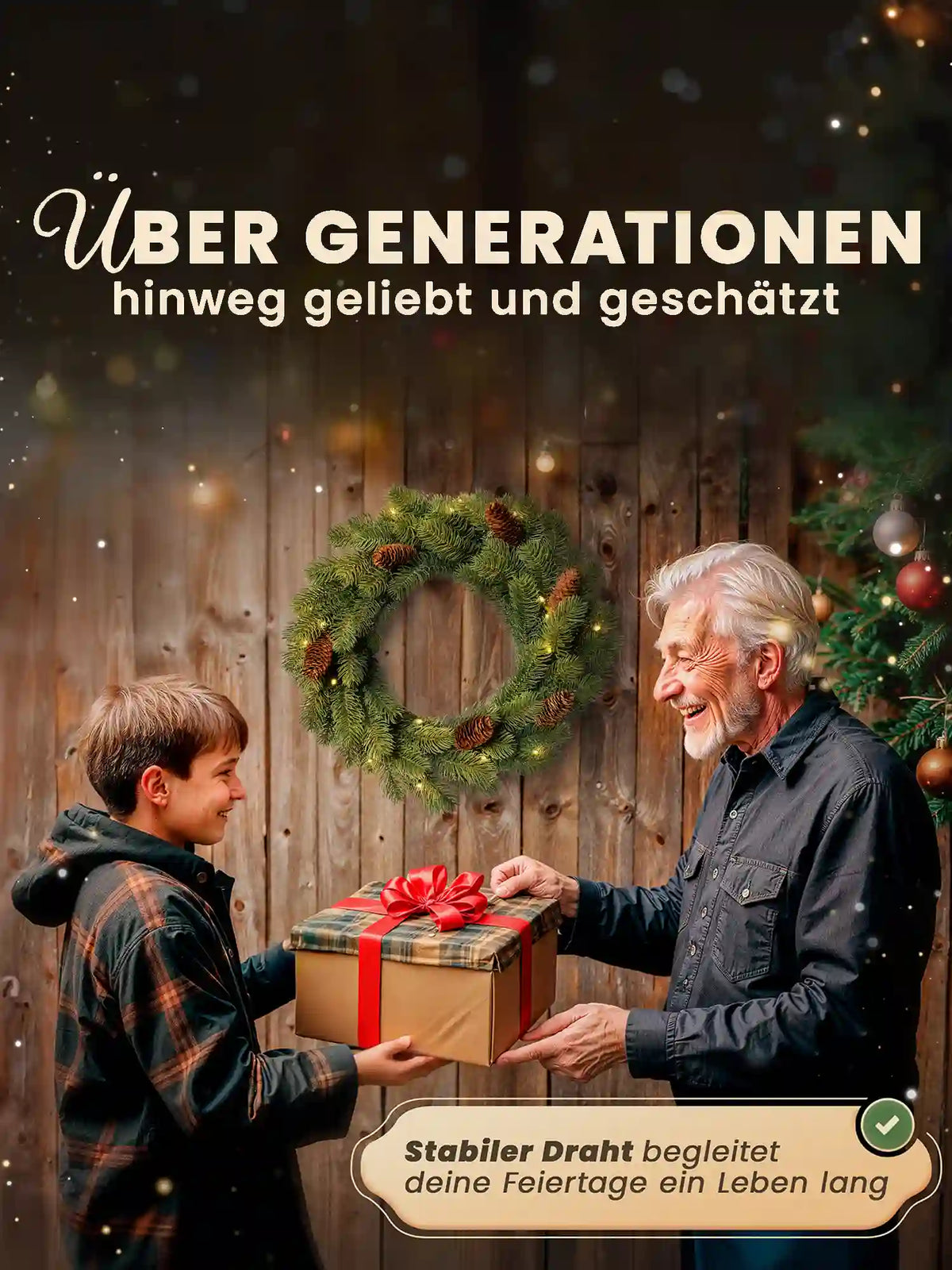 Opa en kleinzoon wisselen kerstcadeaus uit; op de achtergrond hangt een kunstkerstkrans met dennenappels van ArtiTree aan een houten muur