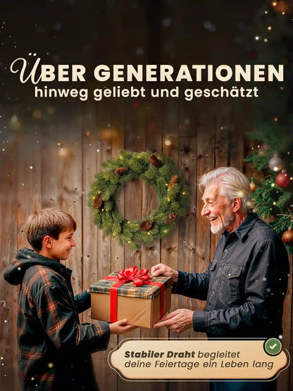 Opa en kleinzoon wisselen kerstcadeaus uit; op de achtergrond hangt een kunstkerstkrans met dennenappels van ArtiTree aan een houten muur