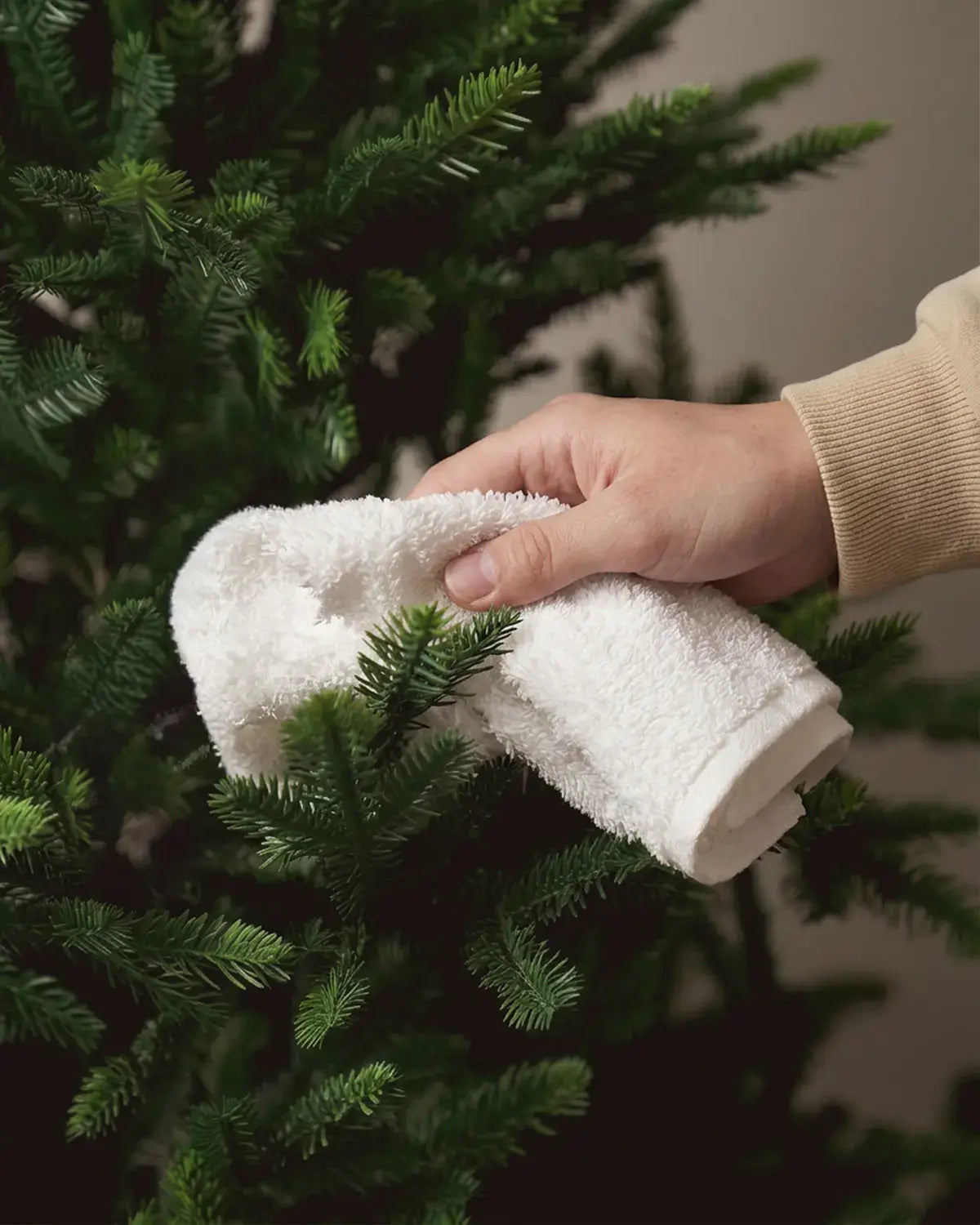 Künstlicher Weihnachtsbaum abstauben