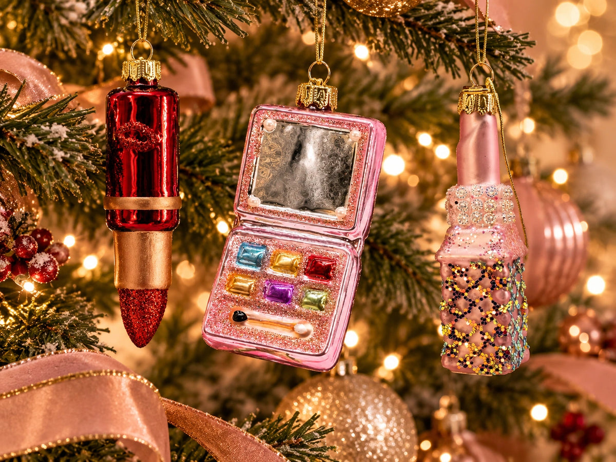 ArtiTree Glasfiguren Beauty: Roter Lippenstift, Lidschatten-Palette und rosaner Lippenstift als Glasornamente am Weihnachtsbaum – Lifestyle-Arrangement