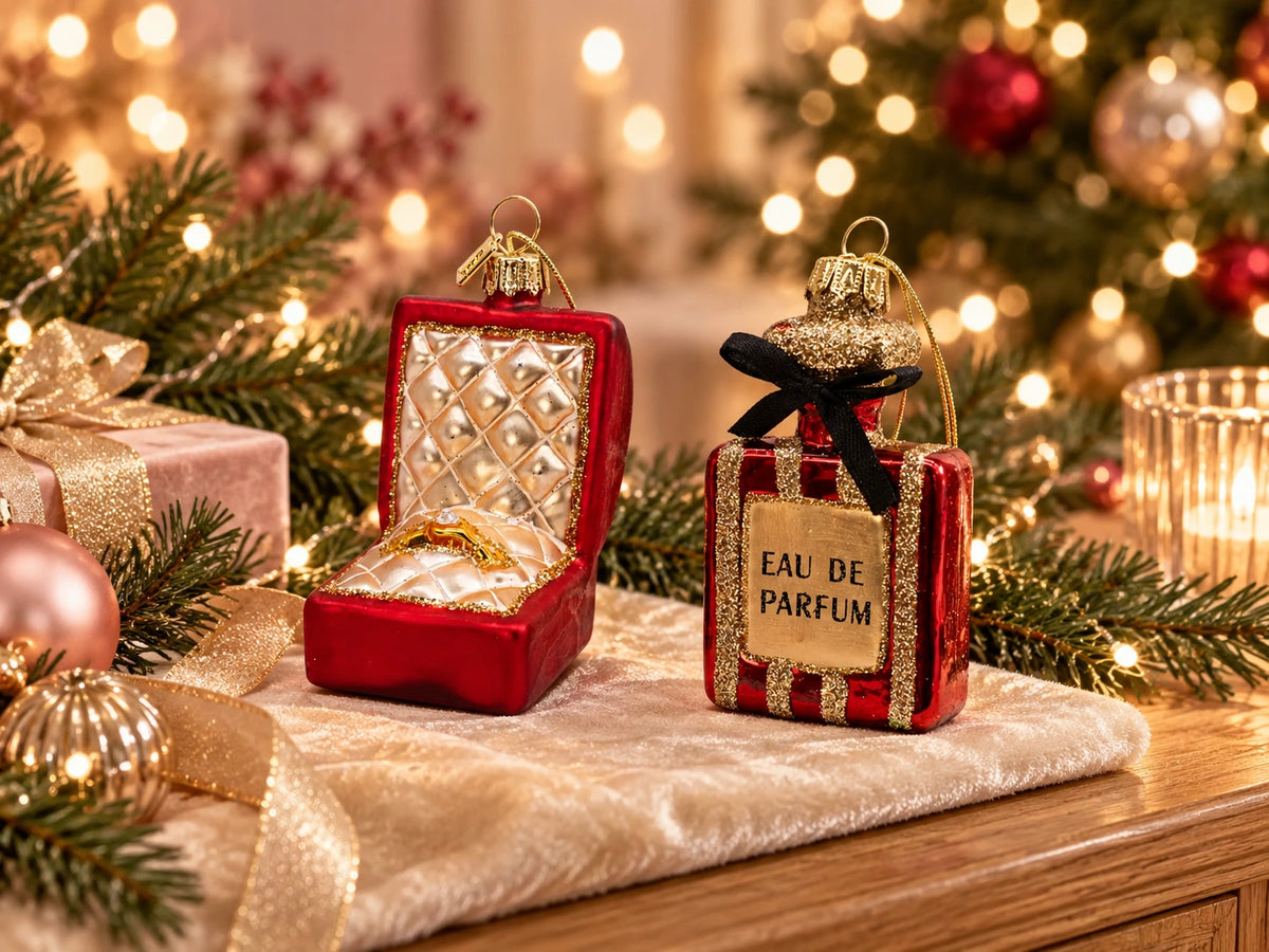 ArtiTree Glasfiguren Beauty & Accessoires: Schmuckkästchen und Parfümflasche als festliche Glasornamente auf einem Tisch mit Kerzen – stimmungsvolles Weihnachtsarrangement