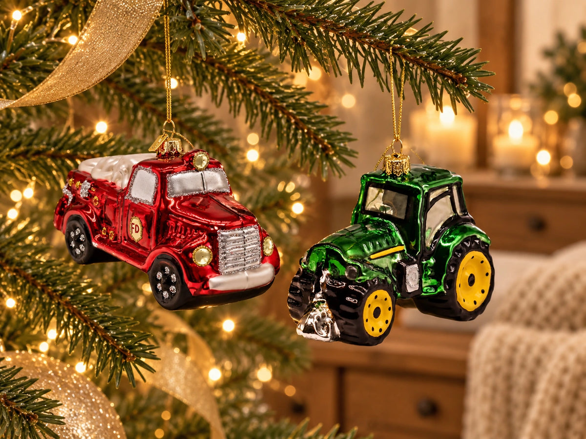 ArtiTree Glasfiguren Beruf & Handwerk: Feuerwehrauto und Traktor als detailreiche Glasornamente – Nahaufnahme am geschmückten Weihnachtsbaum