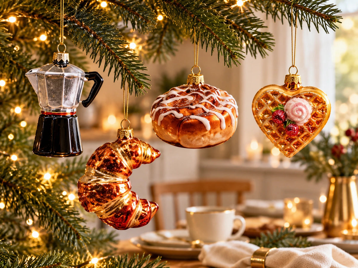 ArtiTree Glasfiguren Kaffee & Frühstück: Espressobereiter, Croissant, Zimtschnecke und Herzwaffel als Glasornamente am Weihnachtsbaum – Lifestyle-Arrangement