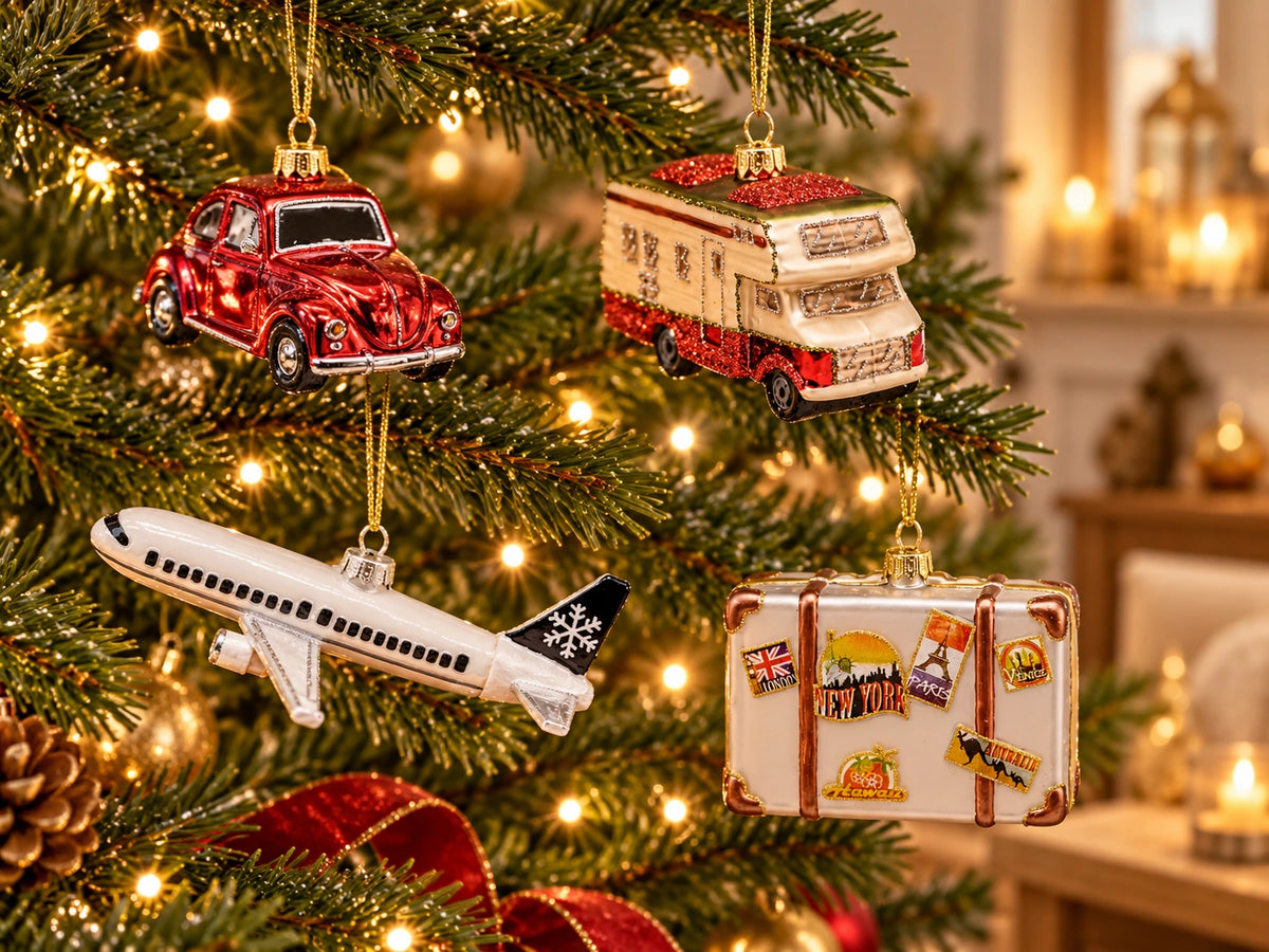 ArtiTree Glasfiguren Fahrzeuge & Reisen: Roter VW Käfer, weißes Wohnmobil, weißes Flugzeug und Reisekoffer mit Reisestickern als Glasornamente am Weihnachtsbaum – Lifestyle-Bild