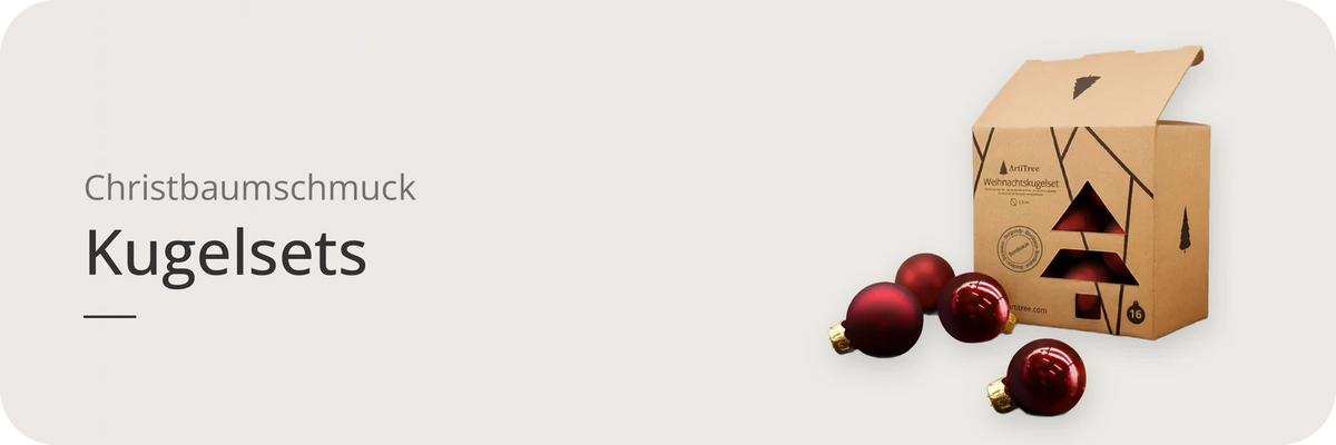 Kategorie Kugelsets – ArtiTree Christbaumschmuck: ArtiTree Weihnachtskugelset Verpackung aus Kraftkarton mit dunkelroten Glaskugeln davor