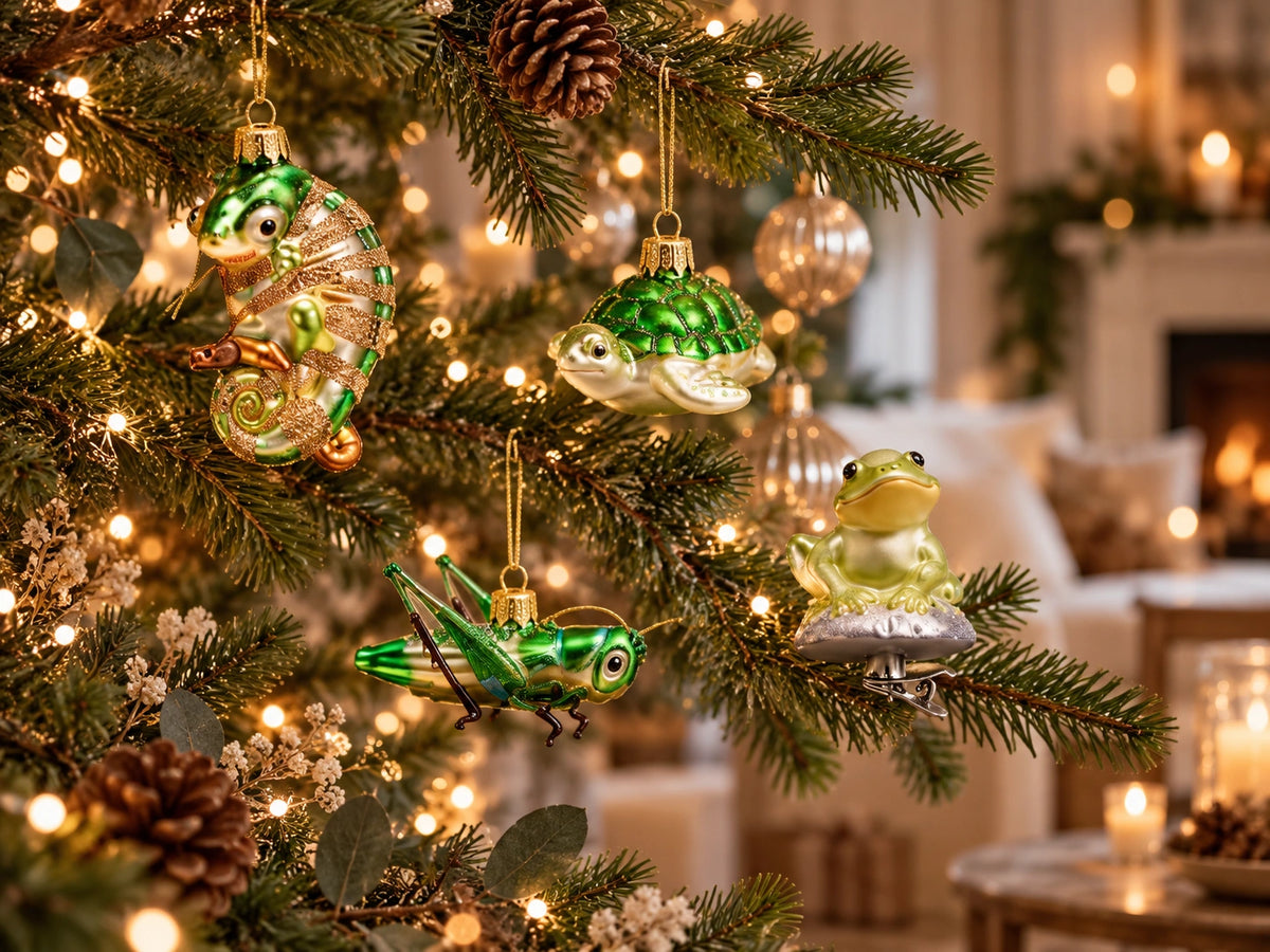 ArtiTree Glasfiguren ungewöhnliche Tiere: Chamäleon, Schildkröte, Heuschrecke und Frosch als Glasornamente am Weihnachtsbaum – Lifestyle-Bild
