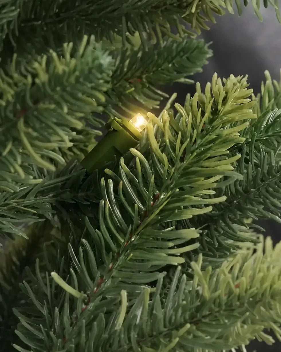 LED-Lämpchen in einem künstlichen Weihnachtsbaum von ArtiTree